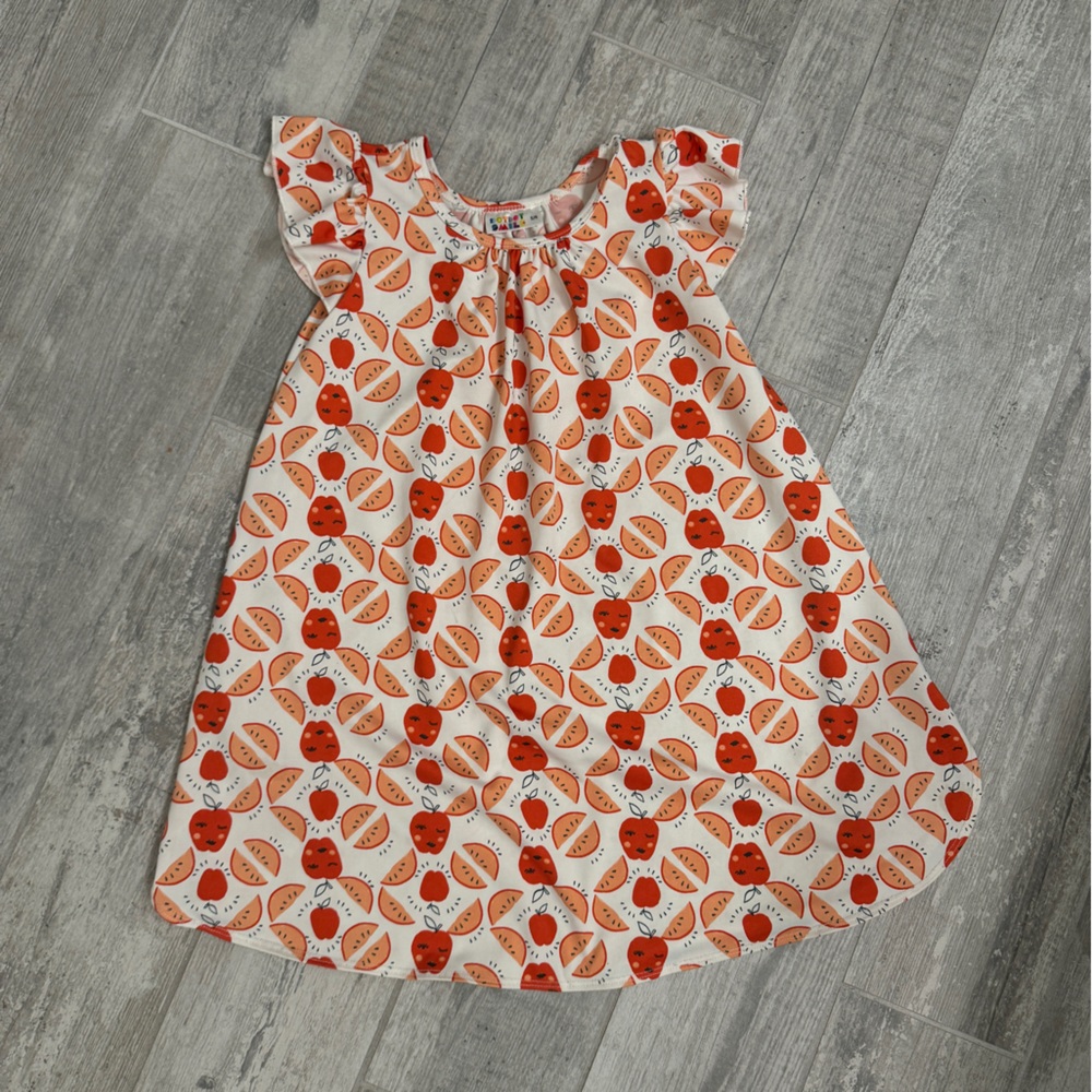Dot dot smile.  Size 5/6 cute apple flowy dress